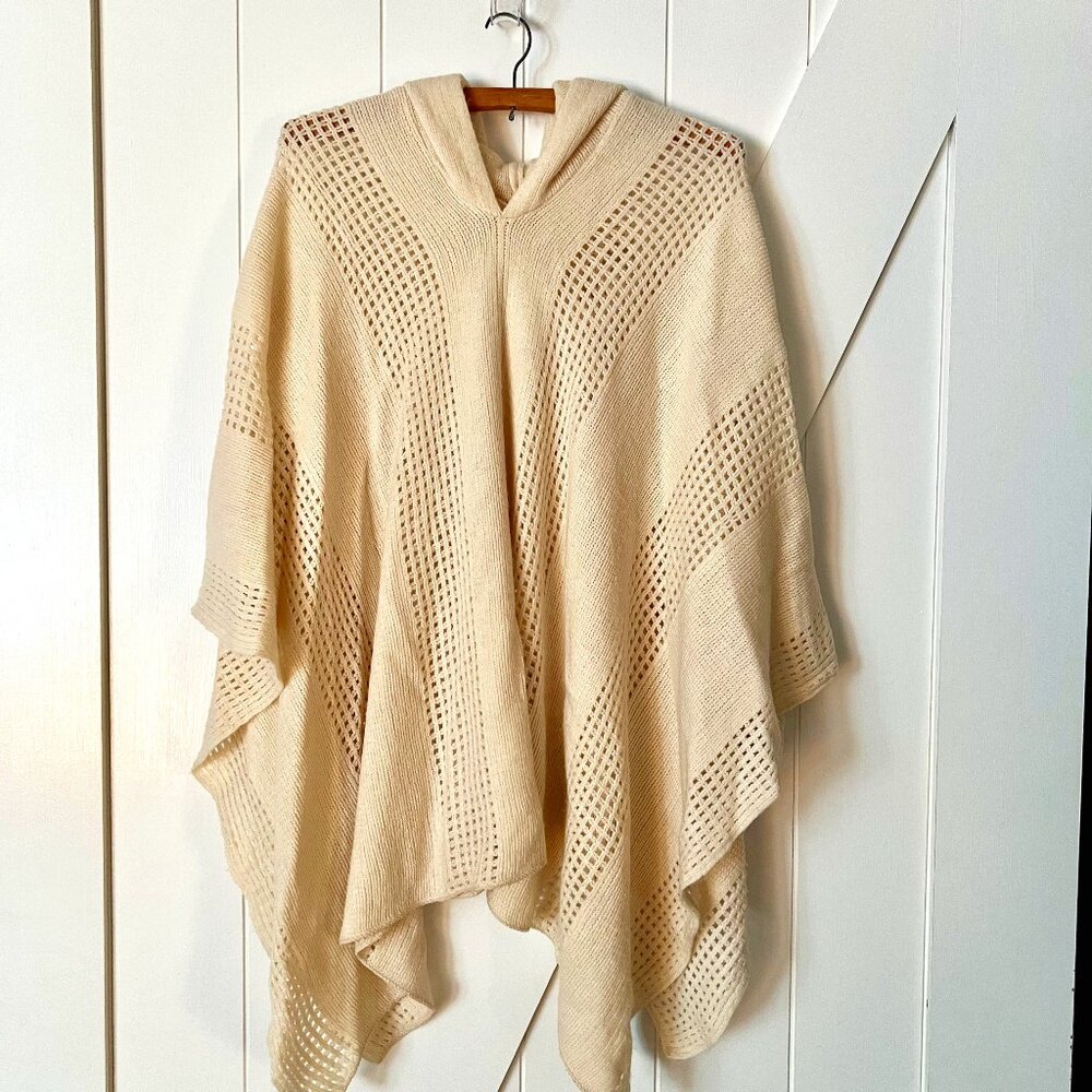 Anthropologie Sleeping on Snow Poncho Size OSFM
